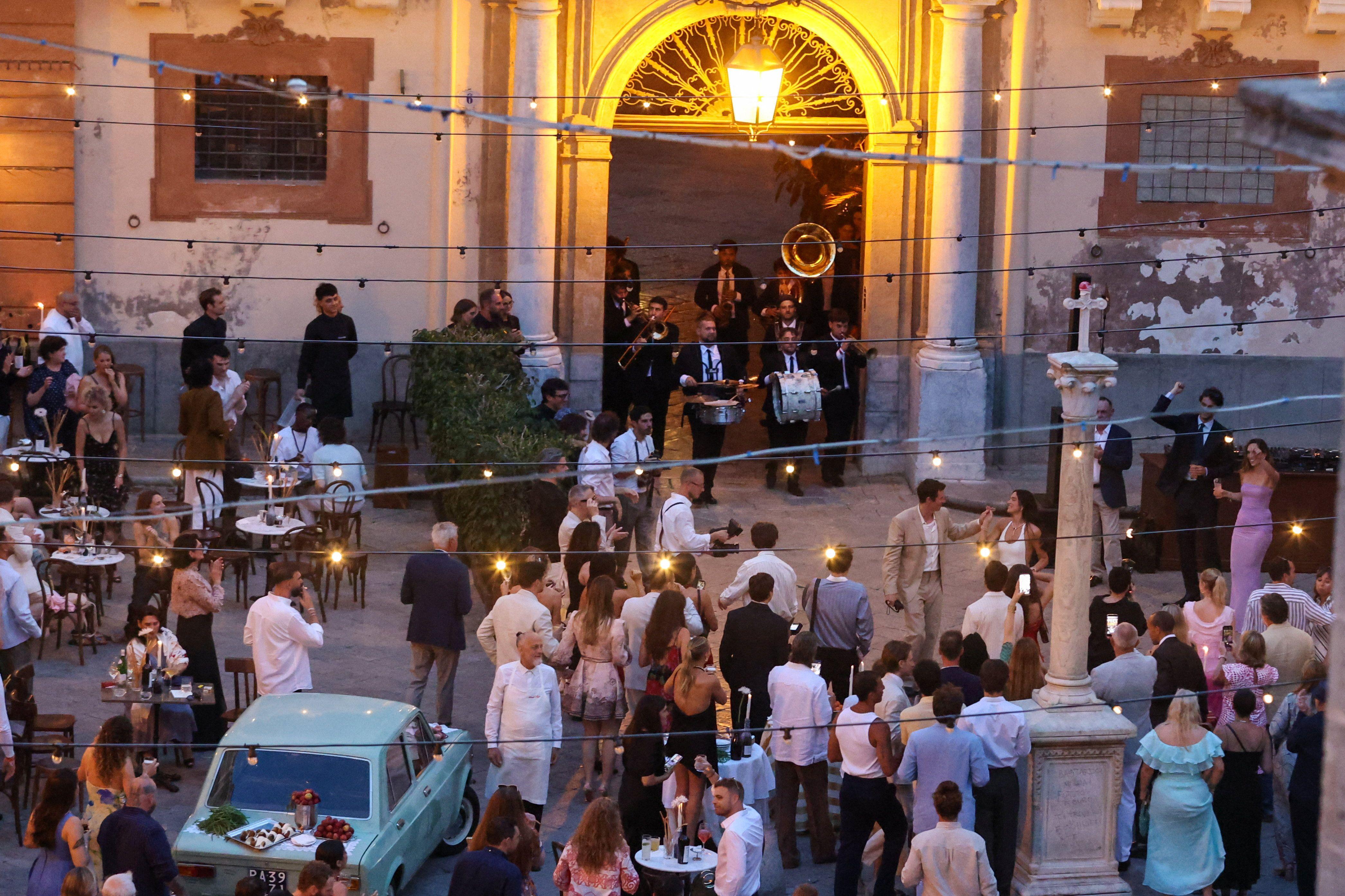 Sicilijanska svadba Due Lipe i Kaluma Tarnera 7 dua lipa i kalum tarner, venčanje due lipe, donatela versaće