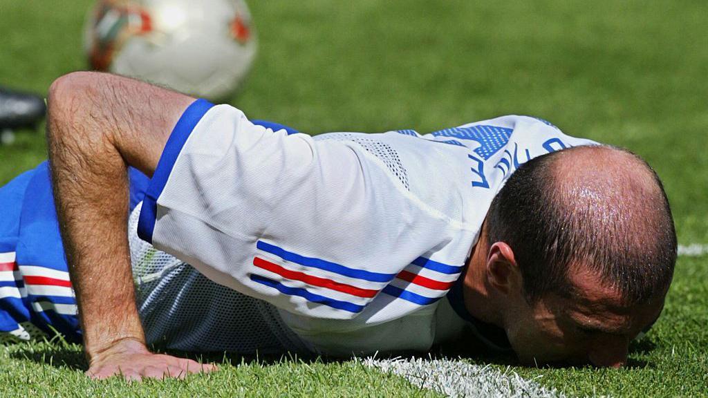 Šta kaže istorija - ko će biti svetski prvak u fudbalu 4 France footballer Zinedine Zidane lies face down on the pitch of the Incheno Stadium in Seoul, South Korea, during his side's 2-0 defeat to Denmark in the 2002 World Cup.