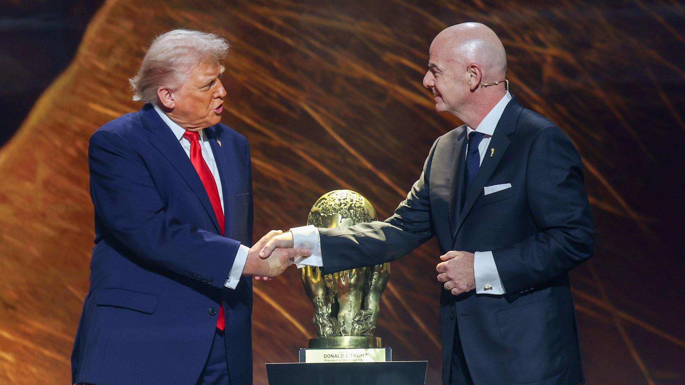 Američki predsednik Donald Tramp bio je prvi dobitnik FIFA nagrade za mir, primivši nagradu predsednika FIFA Đanije Infantine prošlog decembra.
