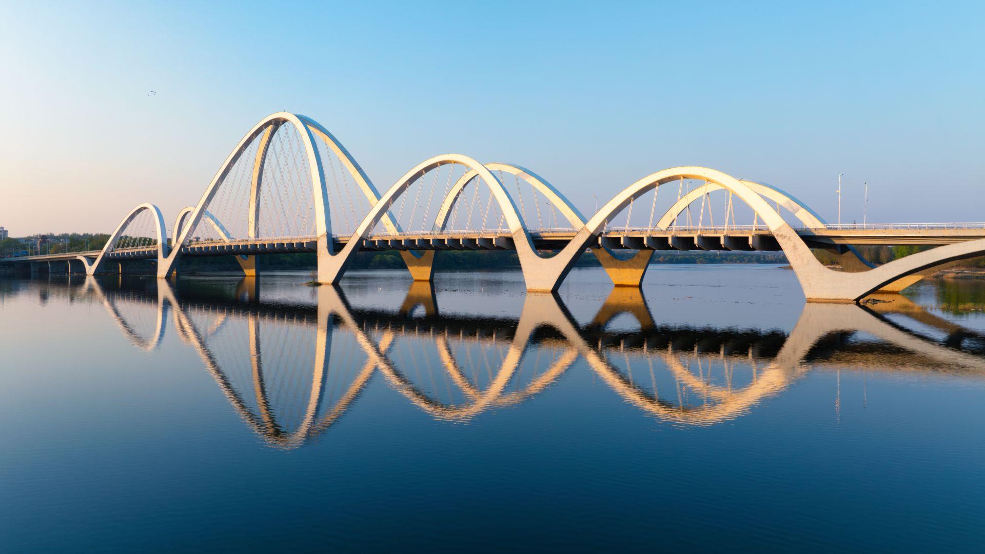 Hoće li se periodni sistem elemenata ikada dovršiti 4 Fotografija mosta sa nekoliko zakrivljenih ivica koje se ogledaju u vodi