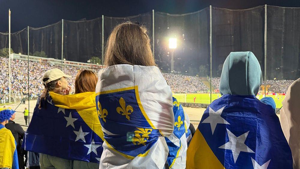 Bosna i Hercegovina - zemlja gde se više navija za komšiluk, nego za domovinu 14 navijači bosne i hercegovine ogrnuti zastavama