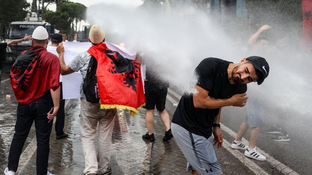 'Revolucija flamingosa' u Albaniji: Masovni protesti zbog projekta povezanog sa Trampovim zetom 8 demonstracije u Tirani