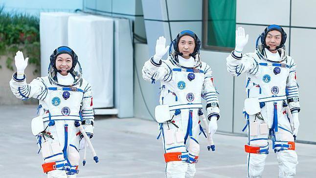 NASA imenovala posadu Artemisa Tri: Šta je njena misija 5 Žena i dvojica muškaraca u belim svemirskim odelima, nasmejano mašu u kameru