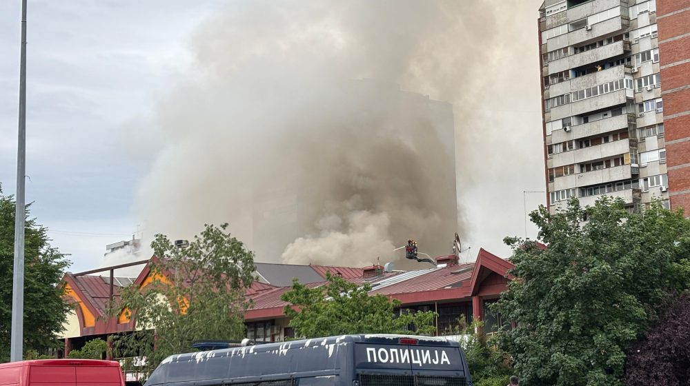 Požar u tržnom centru na Novom Beogradu: Gust dim i borba vatrogasaca 10