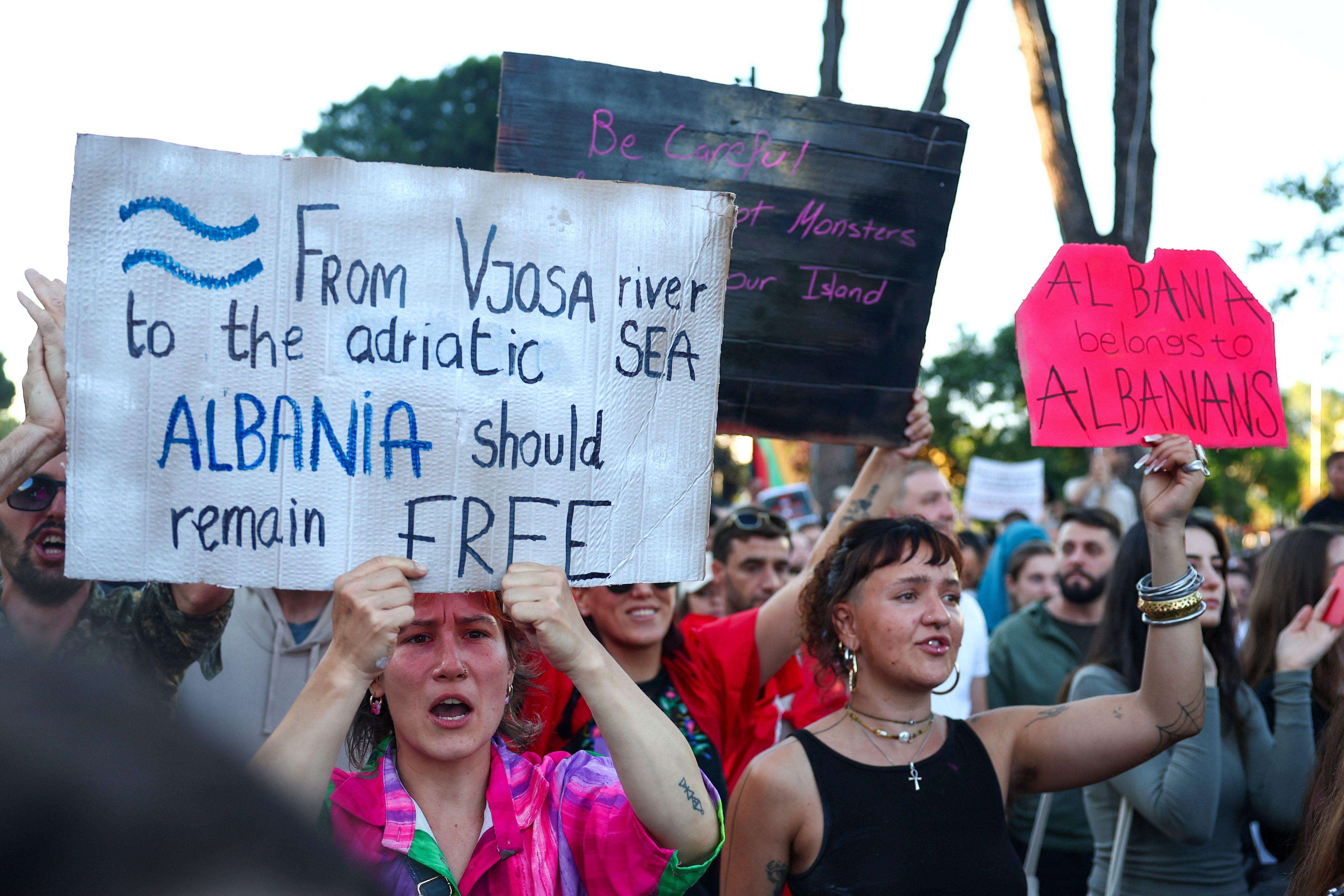 'Revolucija flamingosa' u Albaniji: Masovni protesti zbog projekta povezanog sa Trampovim zetom 4 protesti u tirani