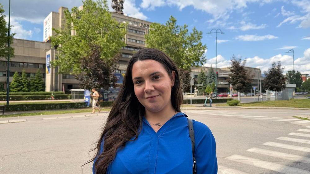 Bosna i Hercegovina - zemlja gde se više navija za komšiluk, nego za domovinu 16 devojka duge crne kose u plavom duksu stoji na ulici