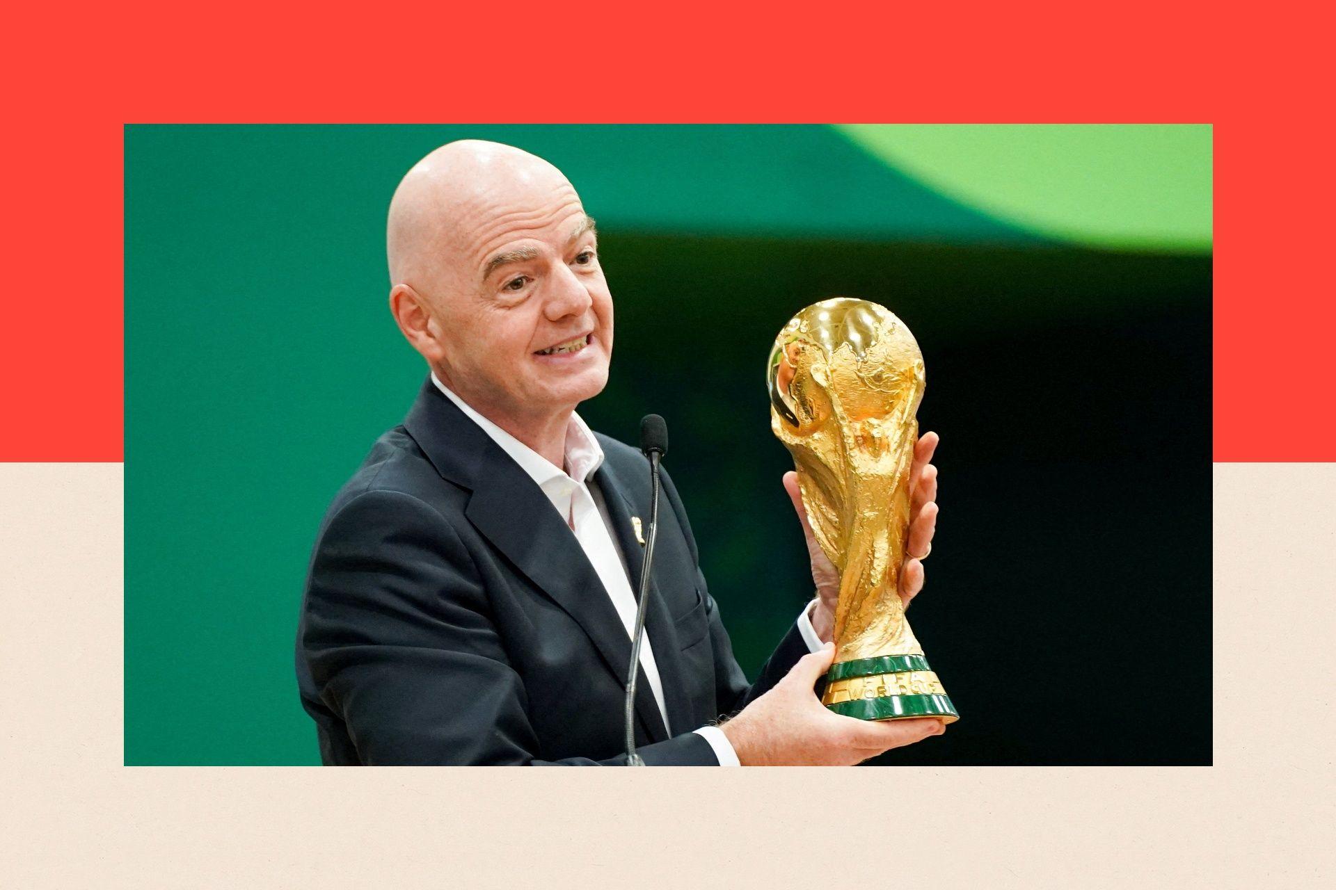 'Ovaj Mundijal je najluđi turnir svih vremena': BBC urednik 8 Đani Infantino drži trofej, ispred njega je mikrofon