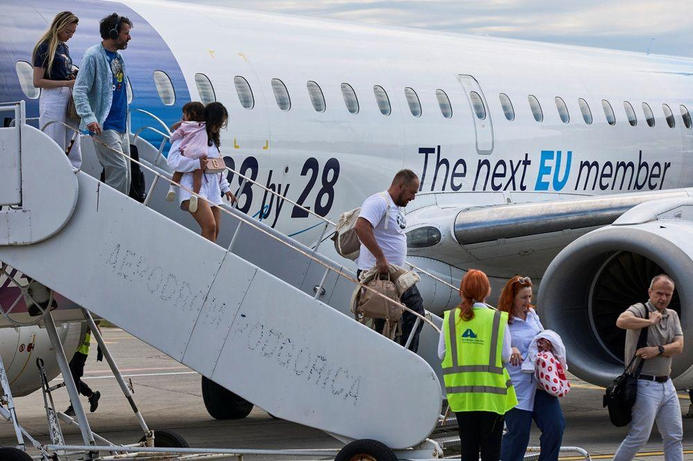 aerodrom u podgorici, avion montenegro erlajnza