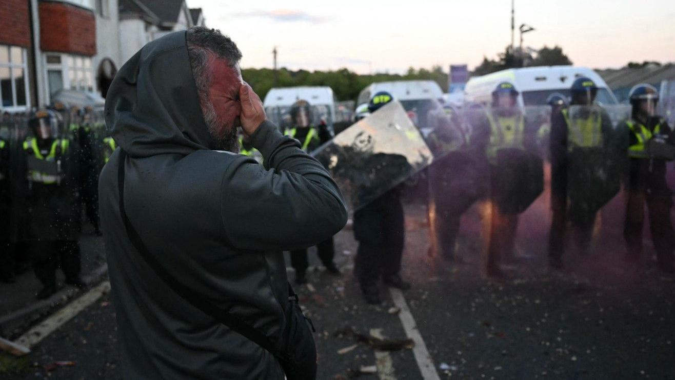 Sukobi sa policijom na protestima zbog ubistva tinejdžera u Velikoj Britaniji 4 Demonstrant pošto su ga policajci poprskali susavcem