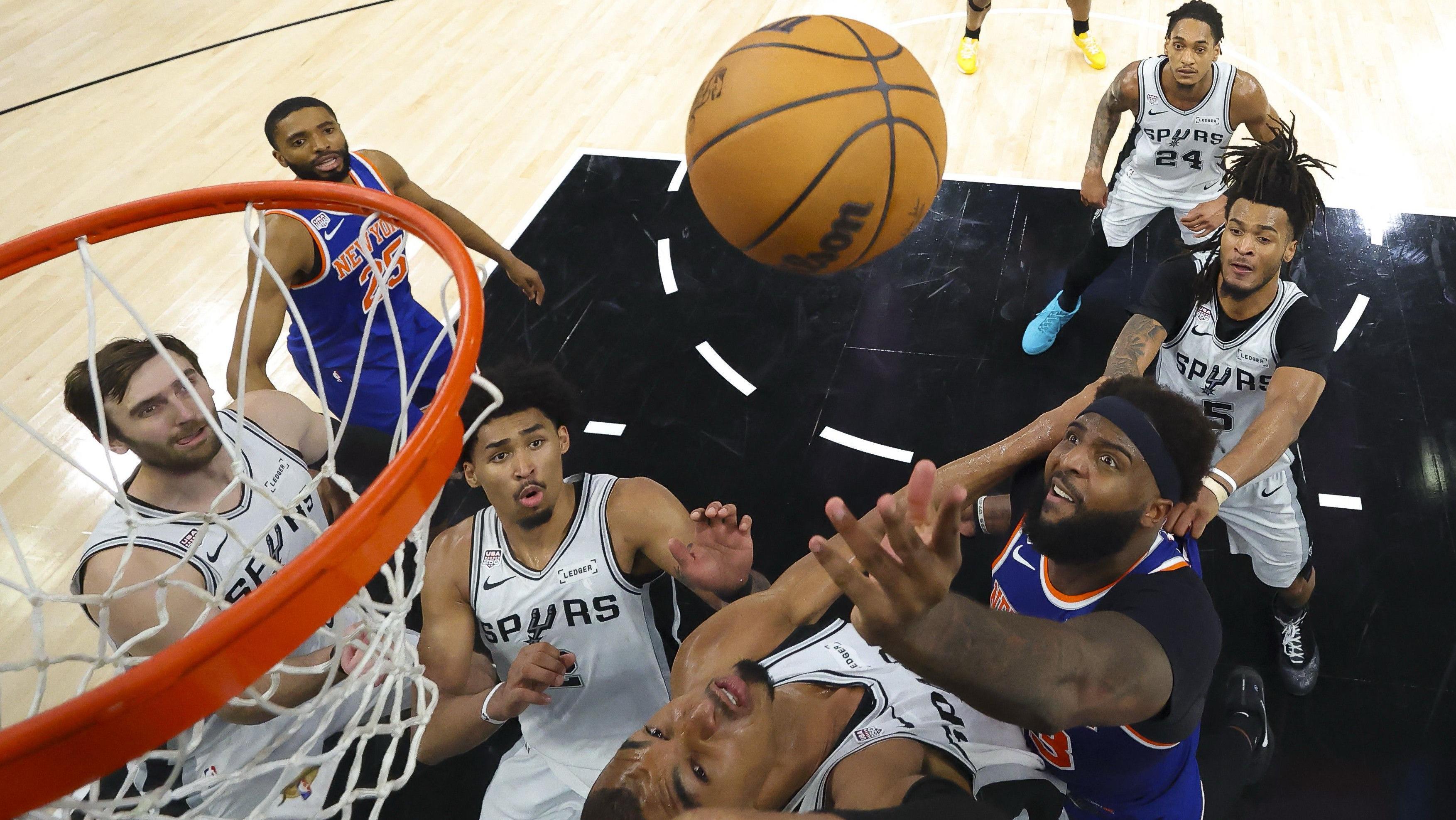 Njujork Niks osvojili NBA šampionat posle više od pola veka 2 Centar Niksa Mičel Robinson i krilo Sparsa Viktor Vembanjama ispod koša u petoj utakmici