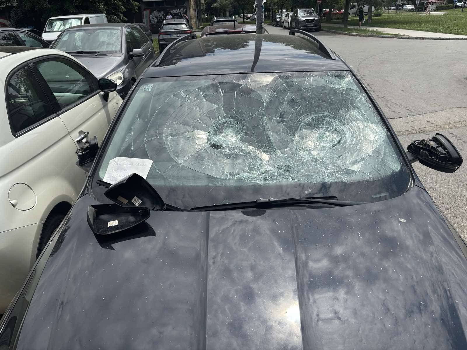 Vandalizovan automobil sina Dinka Gruhonjića u Novom Sadu (FOTO) 2 Vandalizovan automobil sina Dinka Gruhonjića u Novom Sadu (FOTO) 2