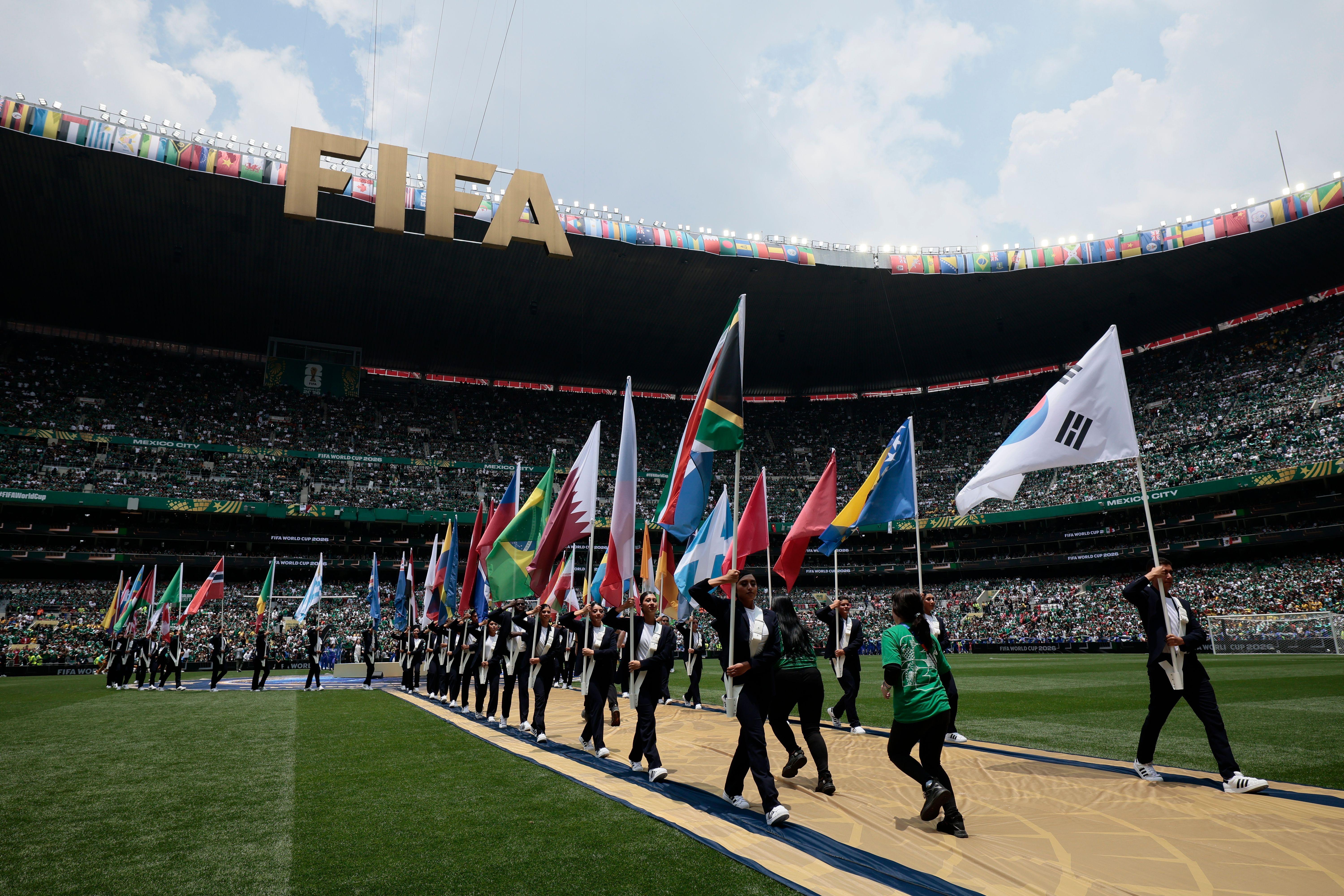 Meksiko i Koreja otvorili Mundijal pobedama, sudija postavio novi rekord 10 Kolona ljudi sa zastavama učesnica Mundijala na stadionu za vreme otvaranja