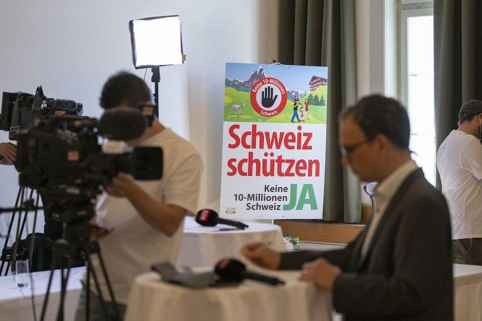 Izlazne ankete: Švajcarci odbili inicijativu o zamrzavanju broja stanovnika 1 Glasač na referendumu o ograničenju broja stanovnika u Švajcarskoj