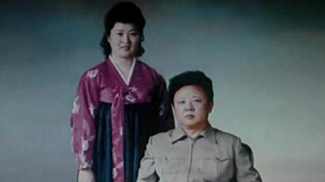 Zašto Kim Džong Un nikad ne govori o majci 4 Ko Jong Hui, u ljubičastoj i zelenoj korejskoj haljini, stoji s leve strane. Kim Džong Il sedi
