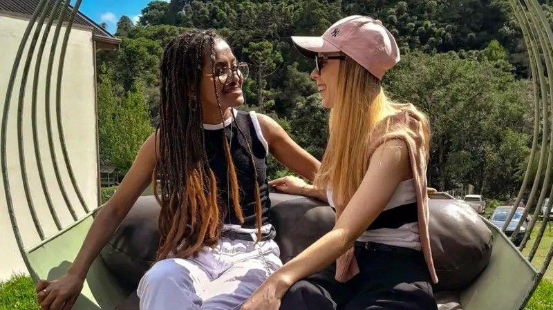 'Bog je bio naš Kupidon': Mlade časne sestre se upoznale u samostanu, zaljubile i venčale 2 Fransilija i Luiza sede jedna pored druge