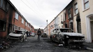 Druga noć nereda: Vodeni topovi i zapaljena vozila na ulicama Belfasta 1