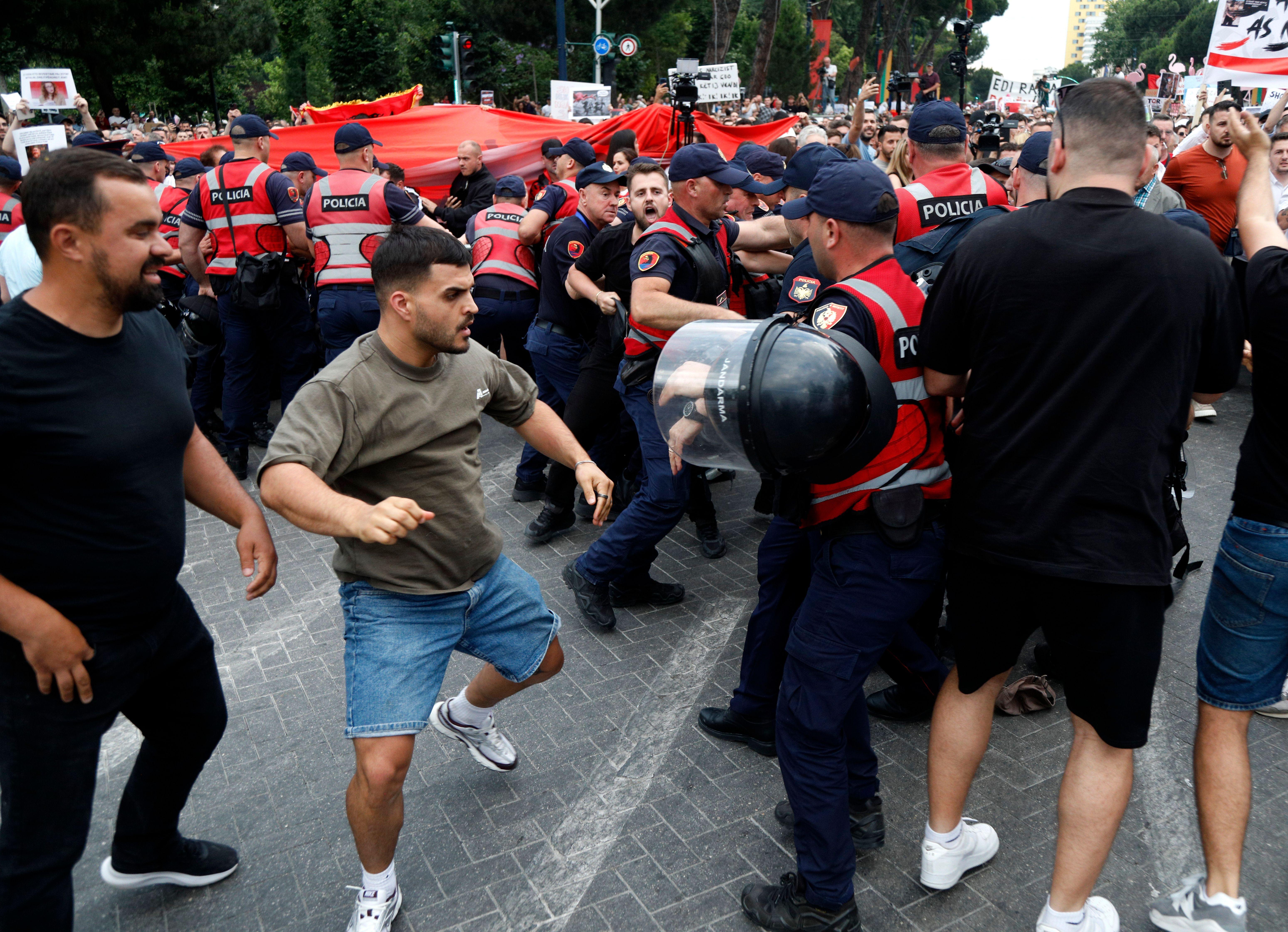 'Revolucija flamingosa' u Albaniji: Masovni protesti zbog projekta povezanog sa Trampovim zetom 11 protesti u tirani