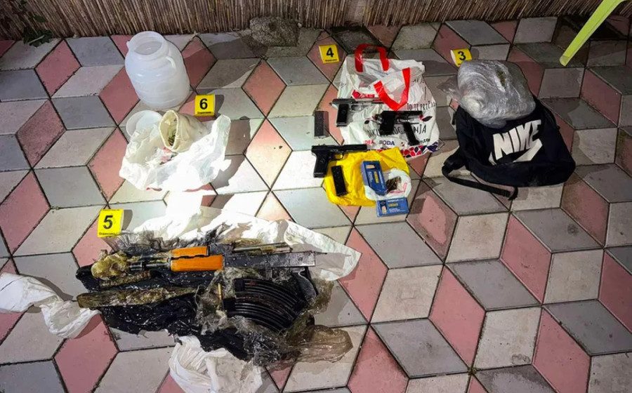 U Nišu uhapšene tri osobe zbog droge i oružja: Samo pronađeni kokain vredan oko 50.000 evra 7