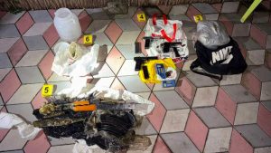 U Nišu uhapšene tri osobe zbog droge i oružja: Samo pronađeni kokain vredan oko 50.000 evra 11 U Nišu uhapšene tri osobe zbog droge i oružja: Samo pronađeni kokain vredan oko 50.000 evra 7