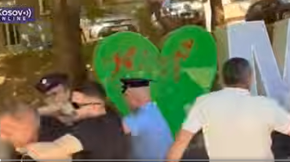 Opštinska inspekcija pokušala da ukloni znak „Volim Mitrovicu“, policija privela Radojevića i Zaporožca 9