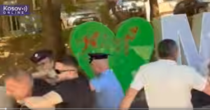 Opštinska inspekcija pokušala da ukloni znak „Volim Mitrovicu“, policija privela Radojevića i Zaporožca 2