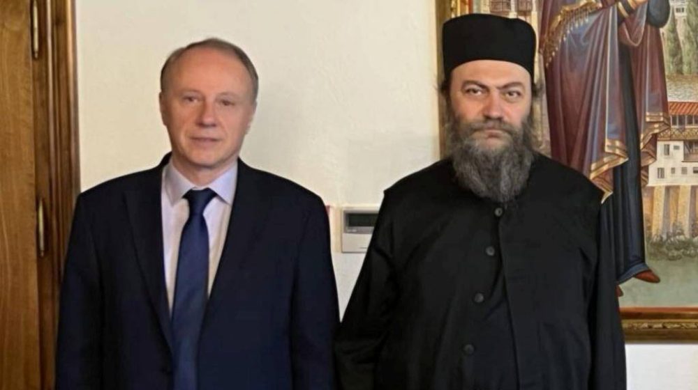 Zašto je poseta Vladana Đokića Hilandaru razbesnela tabloide, a kakvu poruku je rektor Beogradskog univerziteta poslao? 8