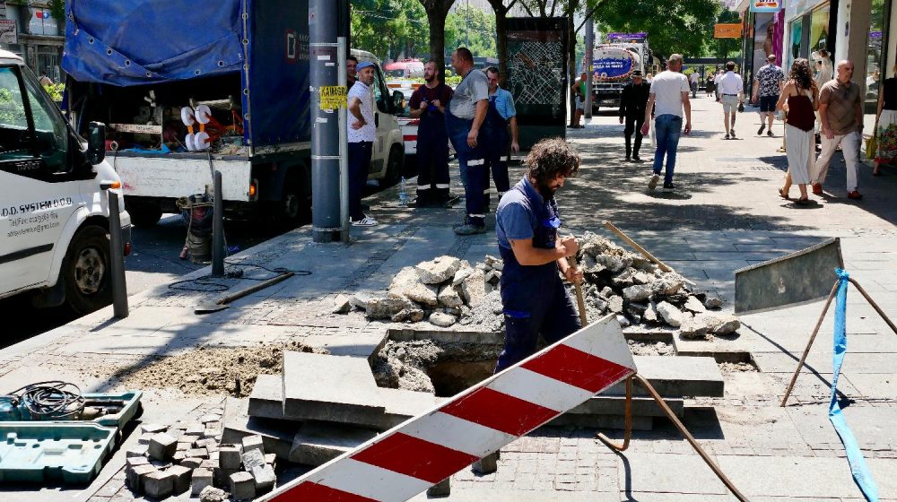 Meštani Ostružnice blokirali put zbog vode: Kvarovi na vodovodnoj mreži sve češće Beograđanima ostavljaju suve česme 9