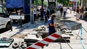 Meštani Ostružnice blokirali put zbog vode: Kvarovi na vodovodnoj mreži sve češće Beograđanima ostavljaju suve česme 8 Meštani Ostružnice blokirali put zbog vode: Kvarovi na vodovodnoj mreži sve češće Beograđanima ostavljaju suve česme 4