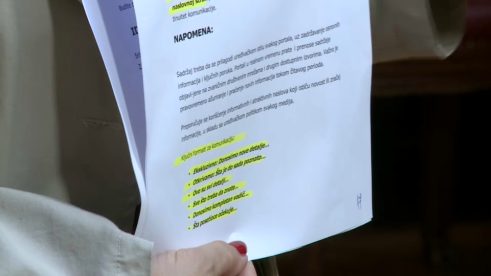 marinika tepic dokument mediji Marinika Tepić u holu Skupštine pokazala dokumenta o Vučićevoj "mreži za upravljanje medijima" 6