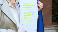 marinika tepic dokumenti mediji Marinika Tepić u holu Skupštine pokazala dokumenta o Vučićevoj "mreži za upravljanje medijima" 3