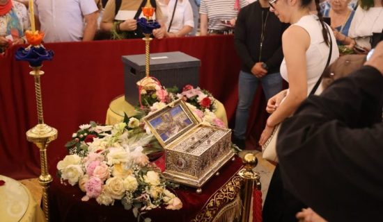 Dok se red ispred Hrama proteže 4 kilometra, na sajtu za online kupovinu osvanuo oglas za Časni pojas Presvete Bogorodice 8