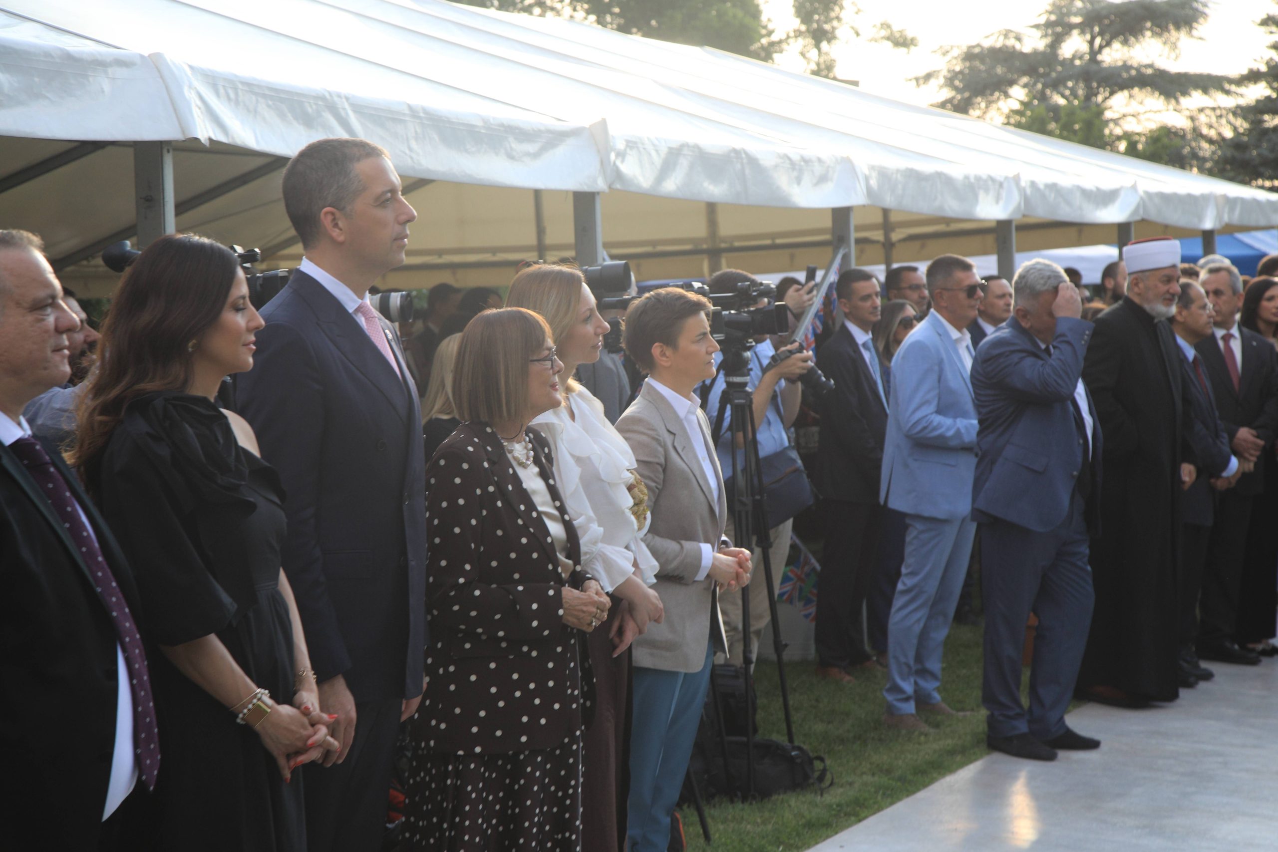 Ko je bio na proslavi rođendana britanskog kralja Čarlsa? (FOTO/VIDEO) 2 Beograd, 18.06.2026. - Britanska ambasada organizovala je proslavu zvanicnog rodjendana kralja Carlsa III, veceras u Rezidenciji britanskog ambasadora u Beogradu.