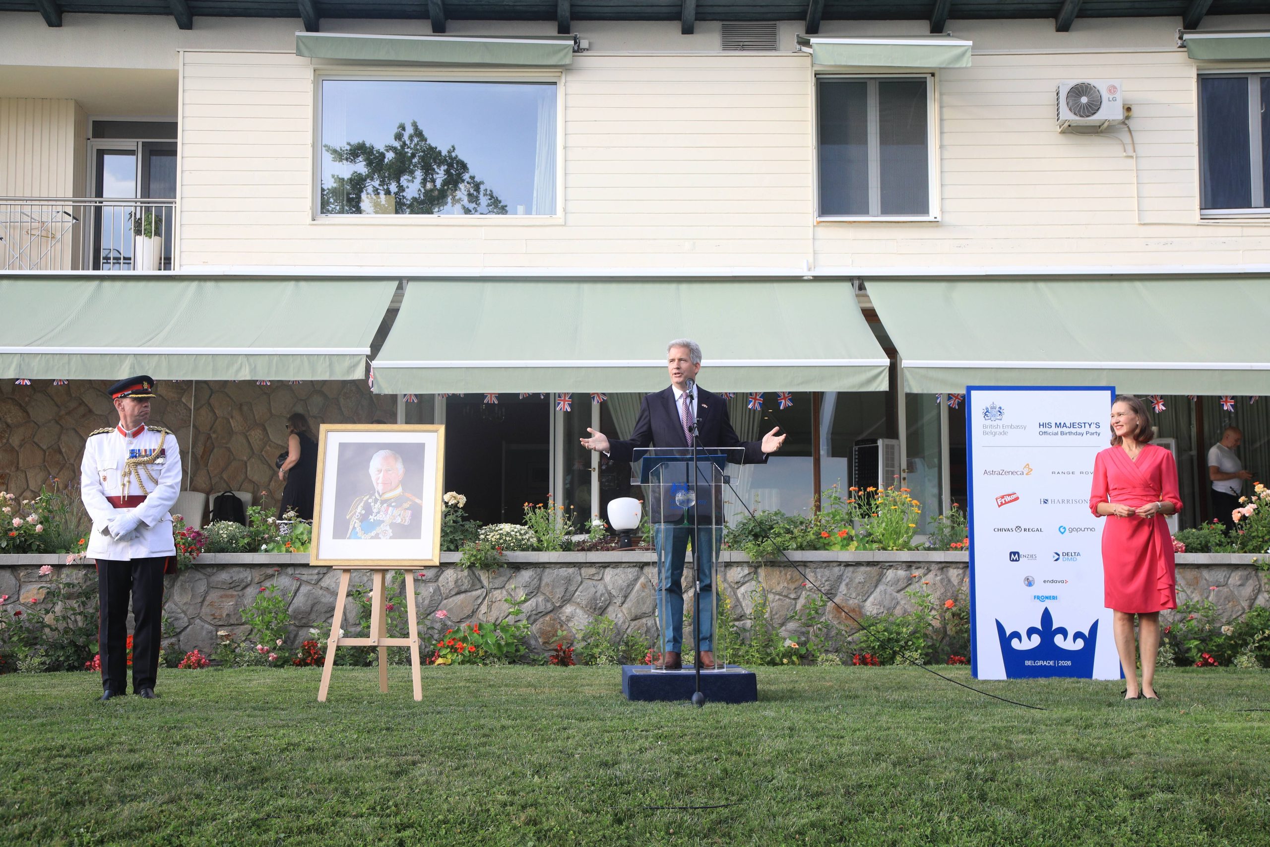 Ko je bio na proslavi rođendana britanskog kralja Čarlsa? (FOTO/VIDEO) 3 Beograd, 18.06.2026. - Britanska ambasada organizovala je proslavu zvanicnog rodjendana kralja Carlsa III, veceras u Rezidenciji britanskog ambasadora u Beogradu.