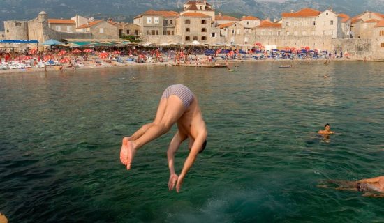 Zašto turisti nose plastičnu kesu u more: Viralna „balkanska metoda“ osvojila svet 10