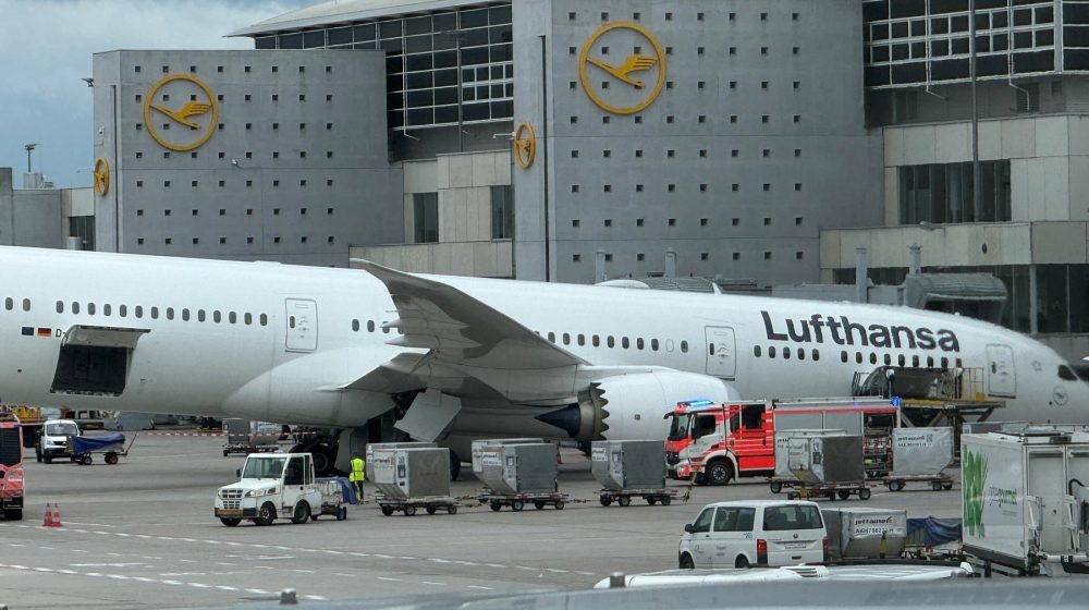 Prednji deo aviona Lufthanze u Frankfurtu pao na zemlju 1