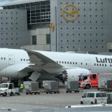Prednji deo aviona Lufthanze u Frankfurtu pao na zemlju 2