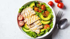 Ova mediteranska salata idealan je letnji obrok, a sadrži manje od 400 kalorija