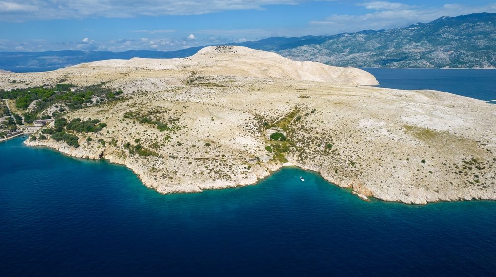Na ovom ostrvu nalazi se napušten grad koji krije jednu od najmračnijih priča bivše Jugoslavije 8
