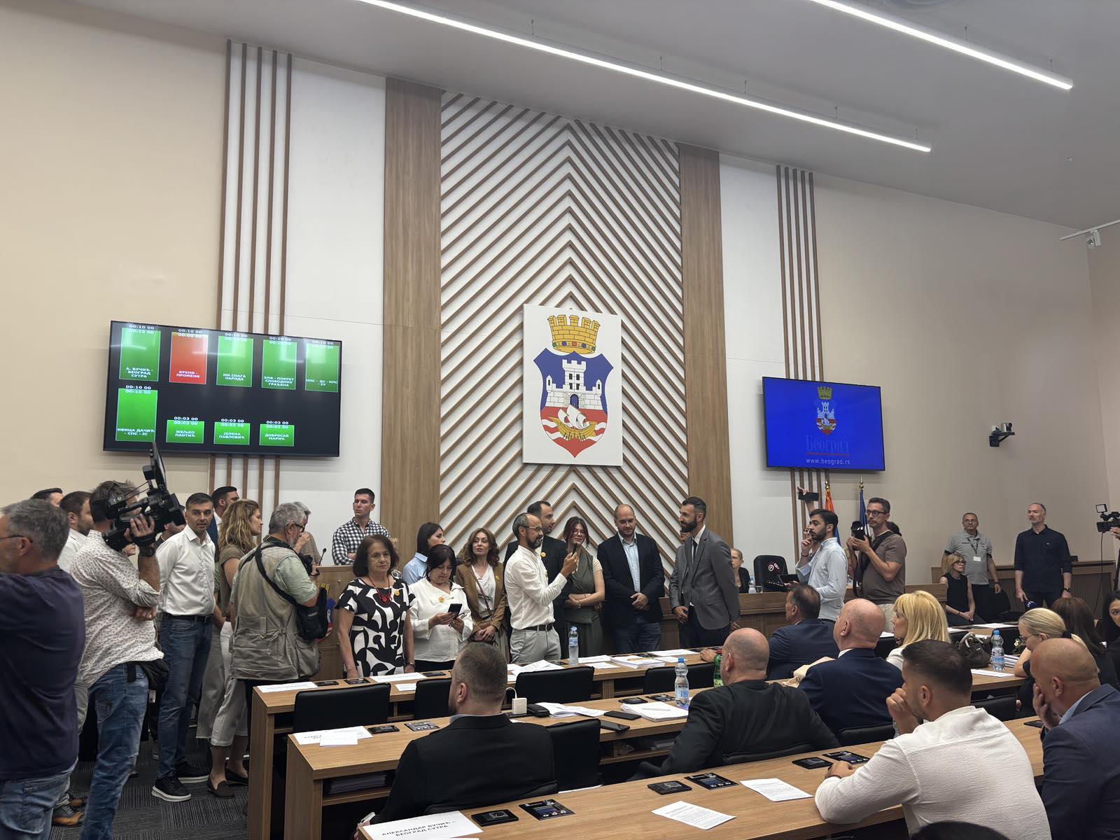 Grupe građana protestuju ispred Skupštine Beograda, na sednicu o budžetu ušli aktivisti iz Mirijeva (FOTO) 5