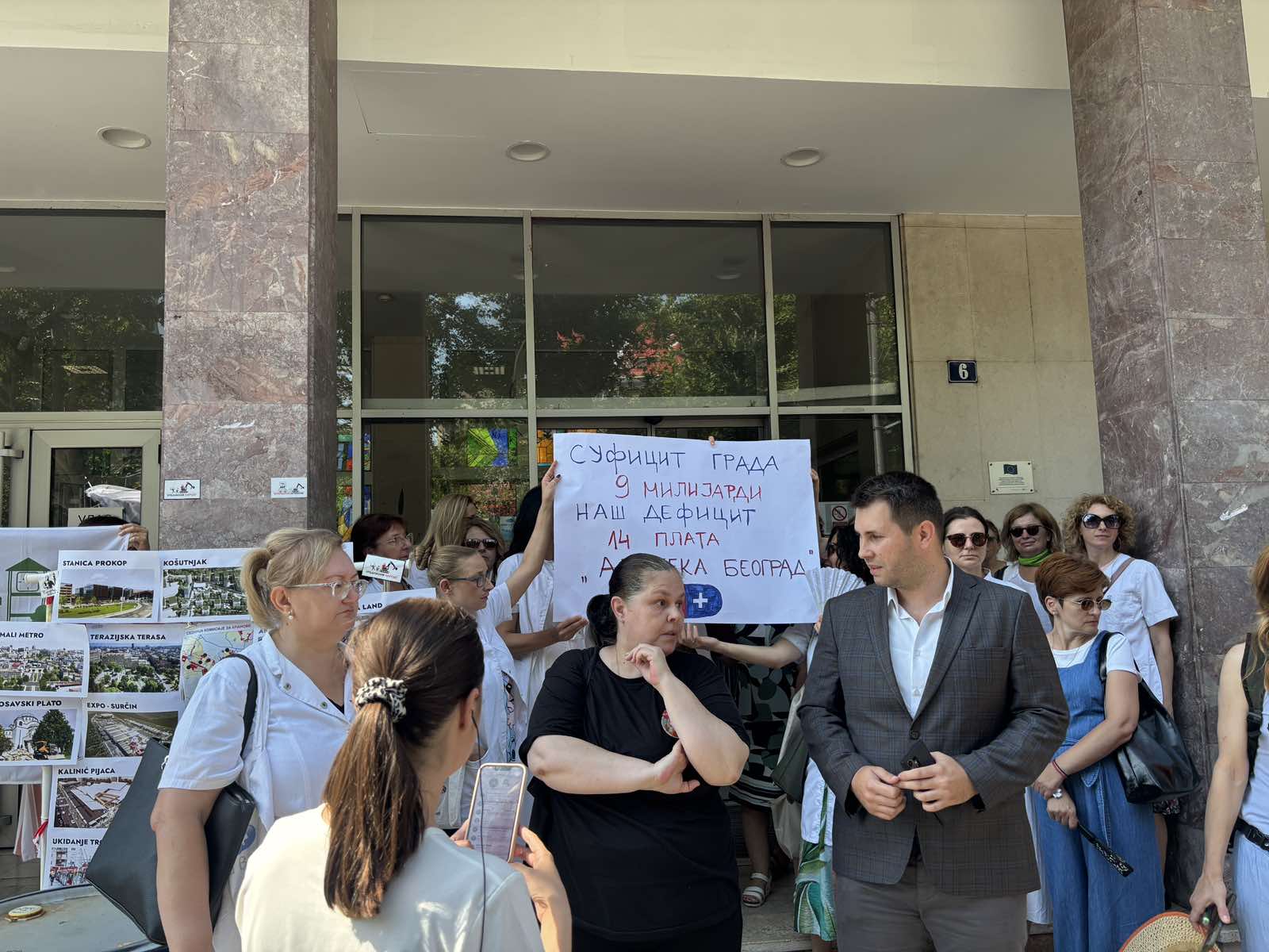Grupe građana protestuju ispred Skupštine Beograda, na sednicu o budžetu ušli aktivisti iz Mirijeva (FOTO) 2