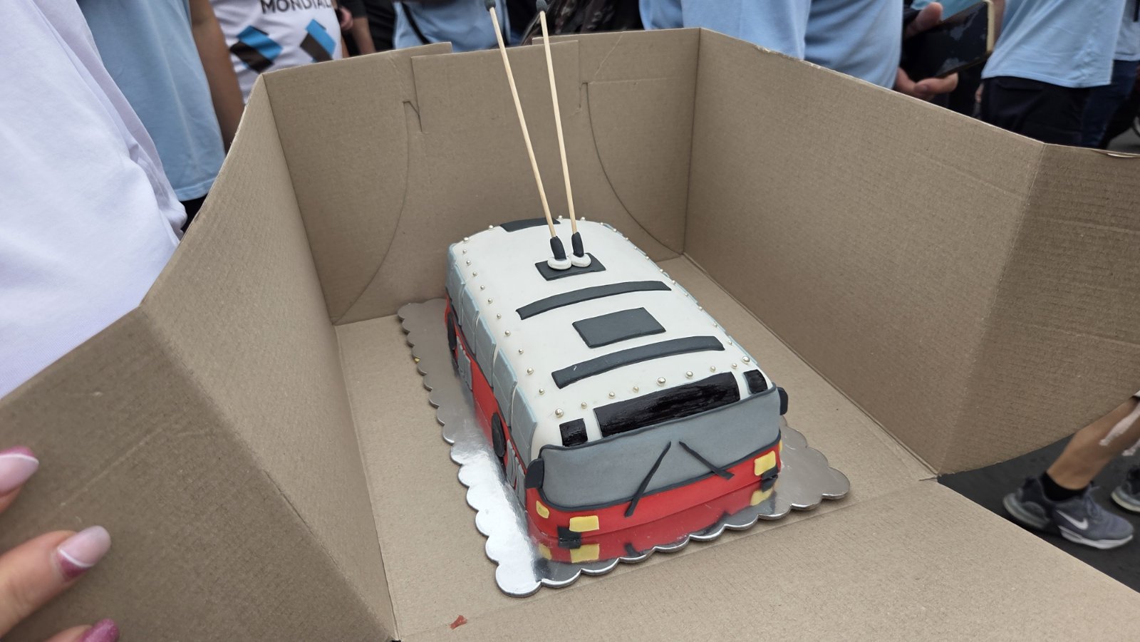 Iz GSP-a dva poklona Šapiću za rođendan: Četiri zahteva i torta u obliku trolejbusa 2