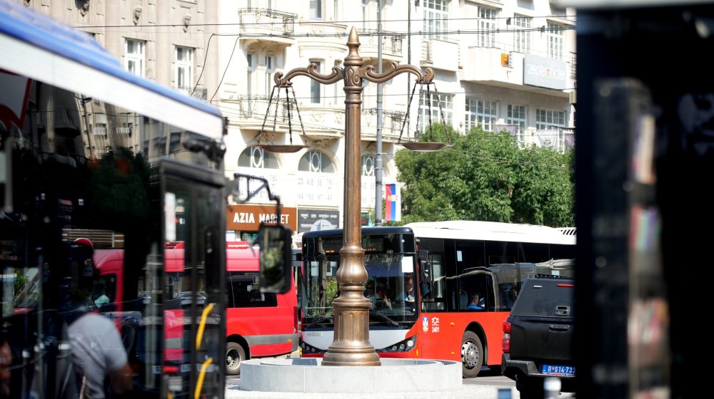 "Tresao se Draža, rodio se kantar": Sagovornici Danasa o Šapićevom "iznenađenju" na Terazijama (FOTO) 1