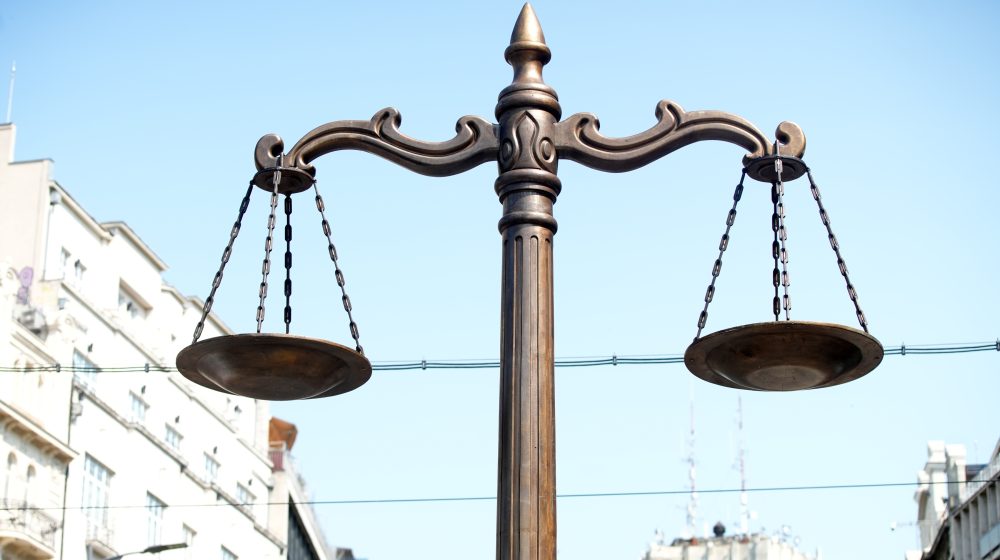 Aktivisti ZLF oblepili trakom novu skulpturu na Terazijama 8