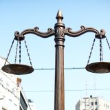 Aktivisti ZLF oblepili trakom novu skulpturu na Terazijama 16