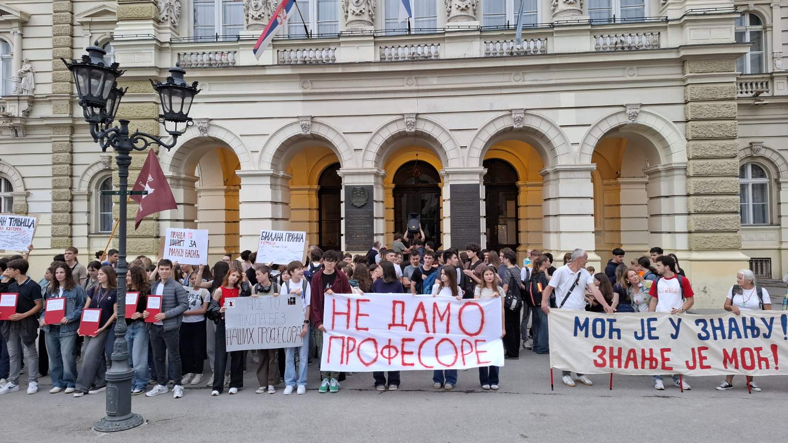 "Da li je ovo osveta deci zato sto su digli glavu i rekli šta misle?": Održan protest učenika, roditelja i nastavnika Jovine gimnazije u Novom Sadu (FOTO, VIDEO) 3 protest podrške nastavnicima i đacima Jovine gimnazije