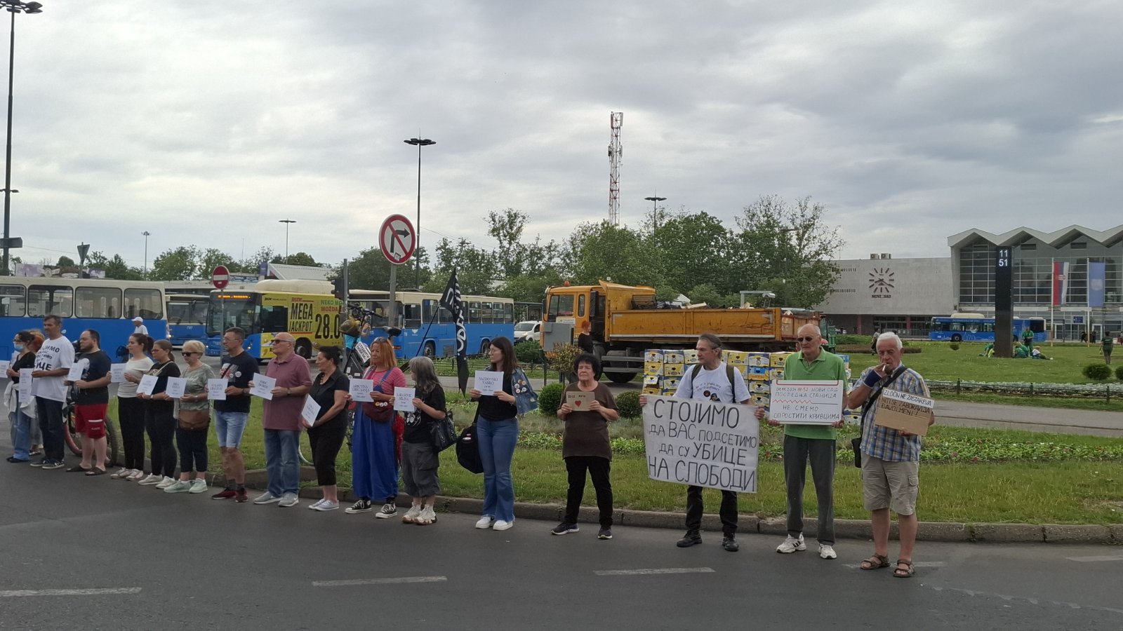 U Novom Sadu obeleženo 19 meseci od pada nadstrešnice: Pomen ispred Železničke stanice i podsećanje da još nema odgovornih 2 U Novom Sadu obeleženo 19 meseci od pada nadstrešnice: Pomen ispred Železničke stanice i podsećanje da još nema odgovornih 2