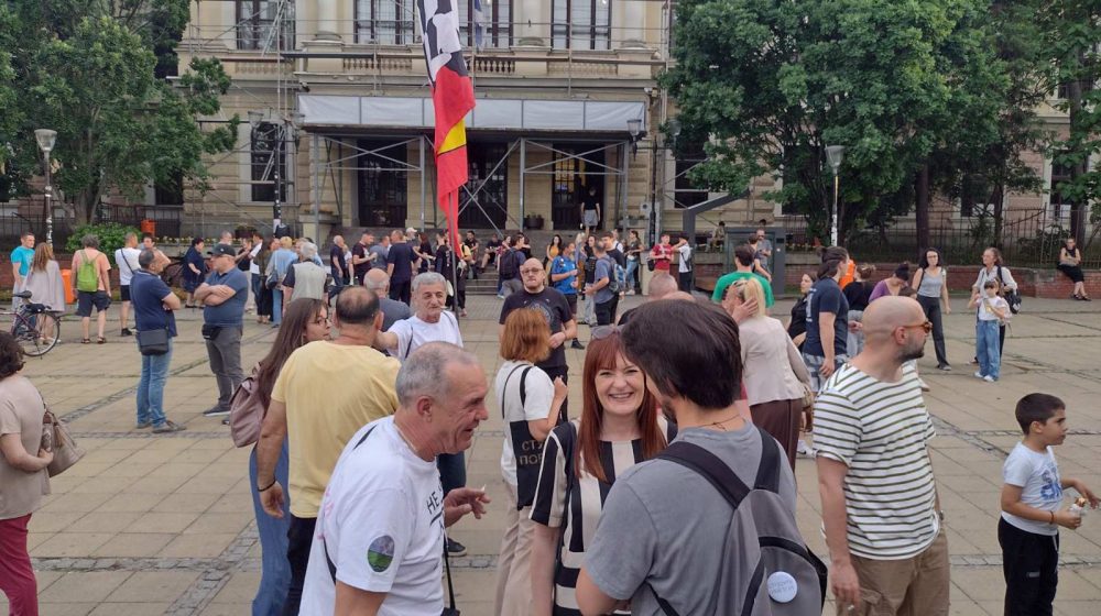 Kada tišina prestaje da bude rešenje: Skup podrške Dušku Đorđeviću na Đačkom trgu u Kragujevcu 7