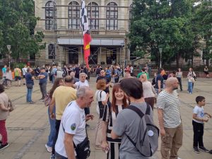 Kada tišina prestaje da bude rešenje: Skup podrške Dušku Đorđeviću na Đačkom trgu u Kragujevcu 2