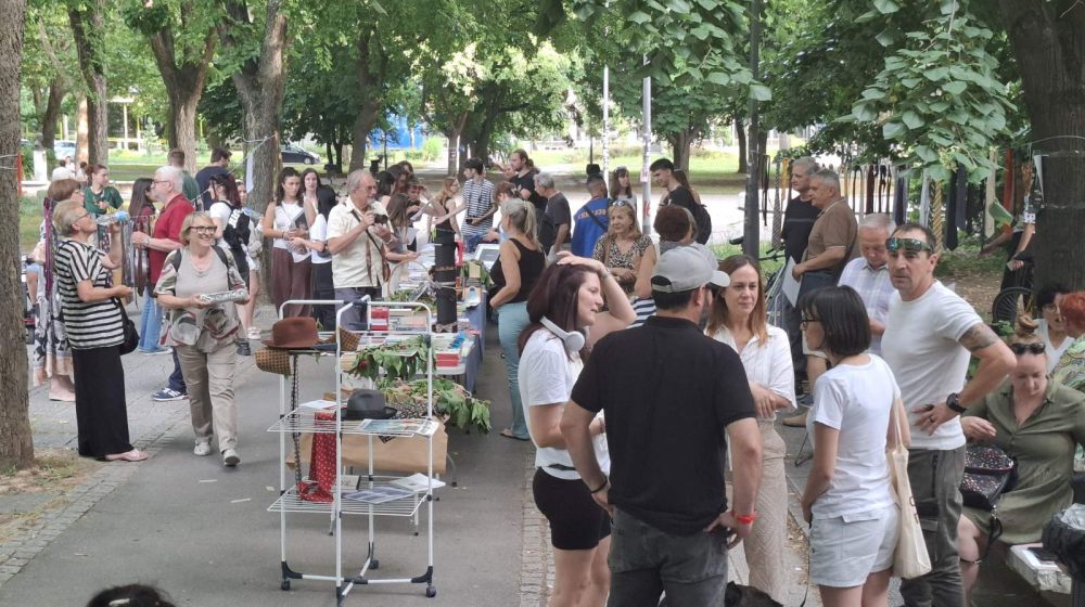 "(Po)vezivanje generacija": Novosađani prikupljali pomoć za studente i njihove medije 1