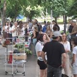 "(Po)vezivanje generacija": Novosađani prikupljali pomoć za studente i njihove medije 18